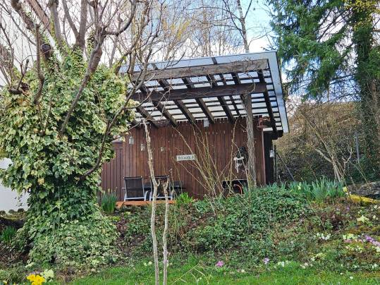Gartenhaus mit überdachter Terrasse