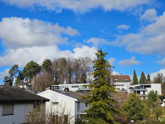 Wohngebiet mit Häusern unter blauem Himmel