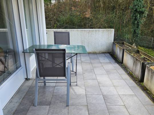 Terrasse mit Tisch und Stühlen