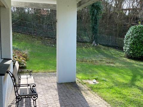 Überdachte Terrasse mit Gartenblick