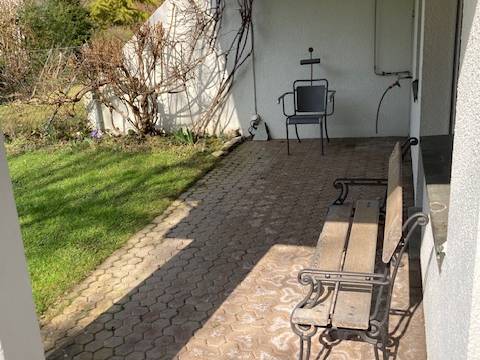 Überdachte Terrasse am Haus