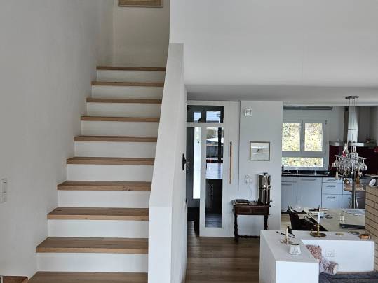 Offener Wohnbereich mit Treppe und Küche