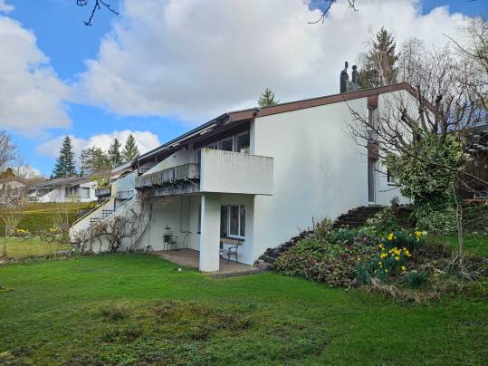 Wohnhaus mit Balkon und großem Garten
