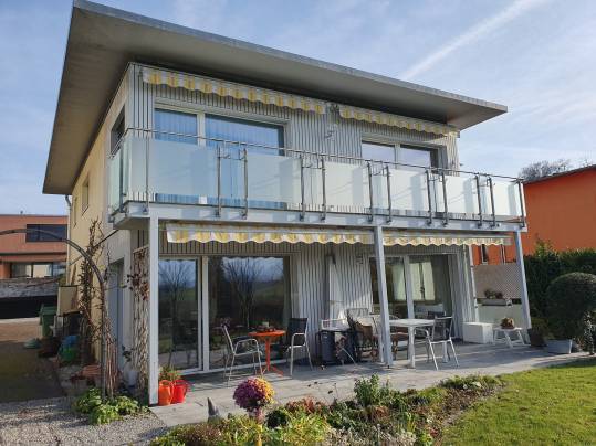 Zweigeschossiges Einfamilienhaus mit Balkon