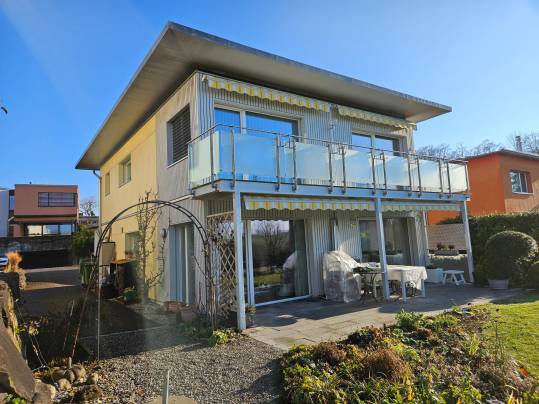 Zweistöckiges Einfamilienhaus mit Balkon und Garten