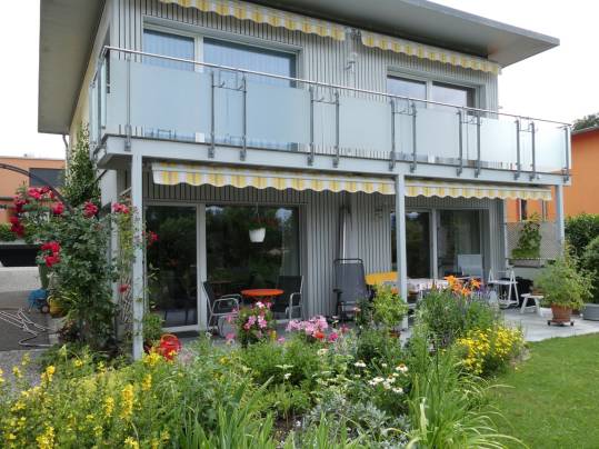Zweistöckiges Wohnhaus mit Garten und Balkon