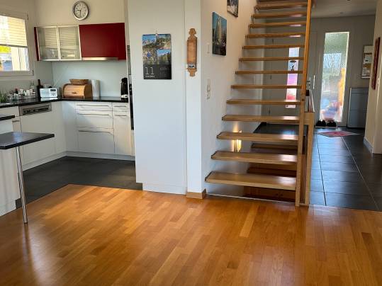 Offener Wohnbereich mit Küche und Treppe