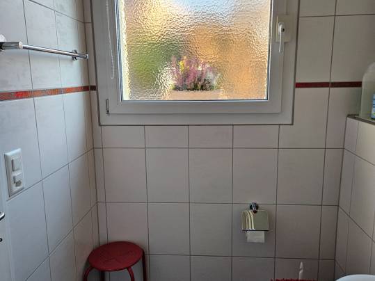 Badezimmer mit Fenster