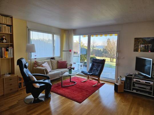 Wohnzimmer mit Gartenblick