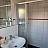 Modernes Badezimmer mit Waschbecken und Badewanne