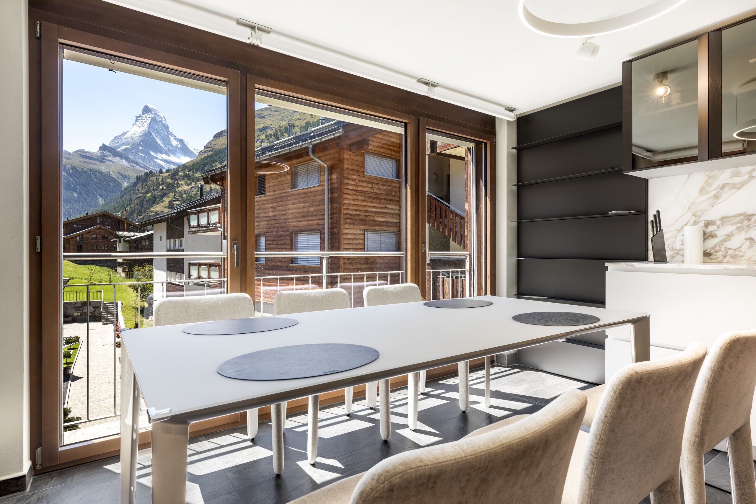 Essbereich mit Bergblick