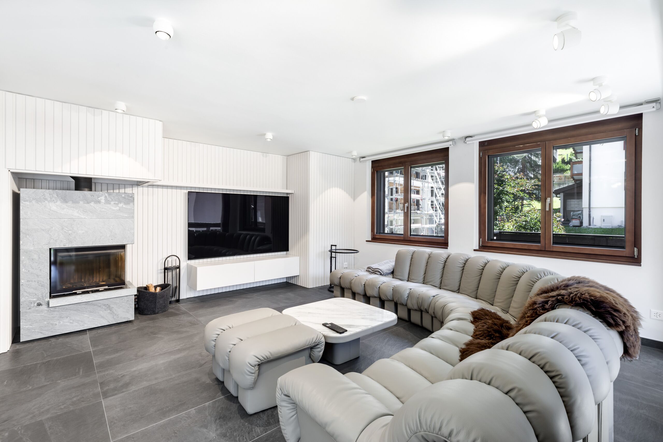 Modernes Wohnzimmer mit Kamin und Sofa