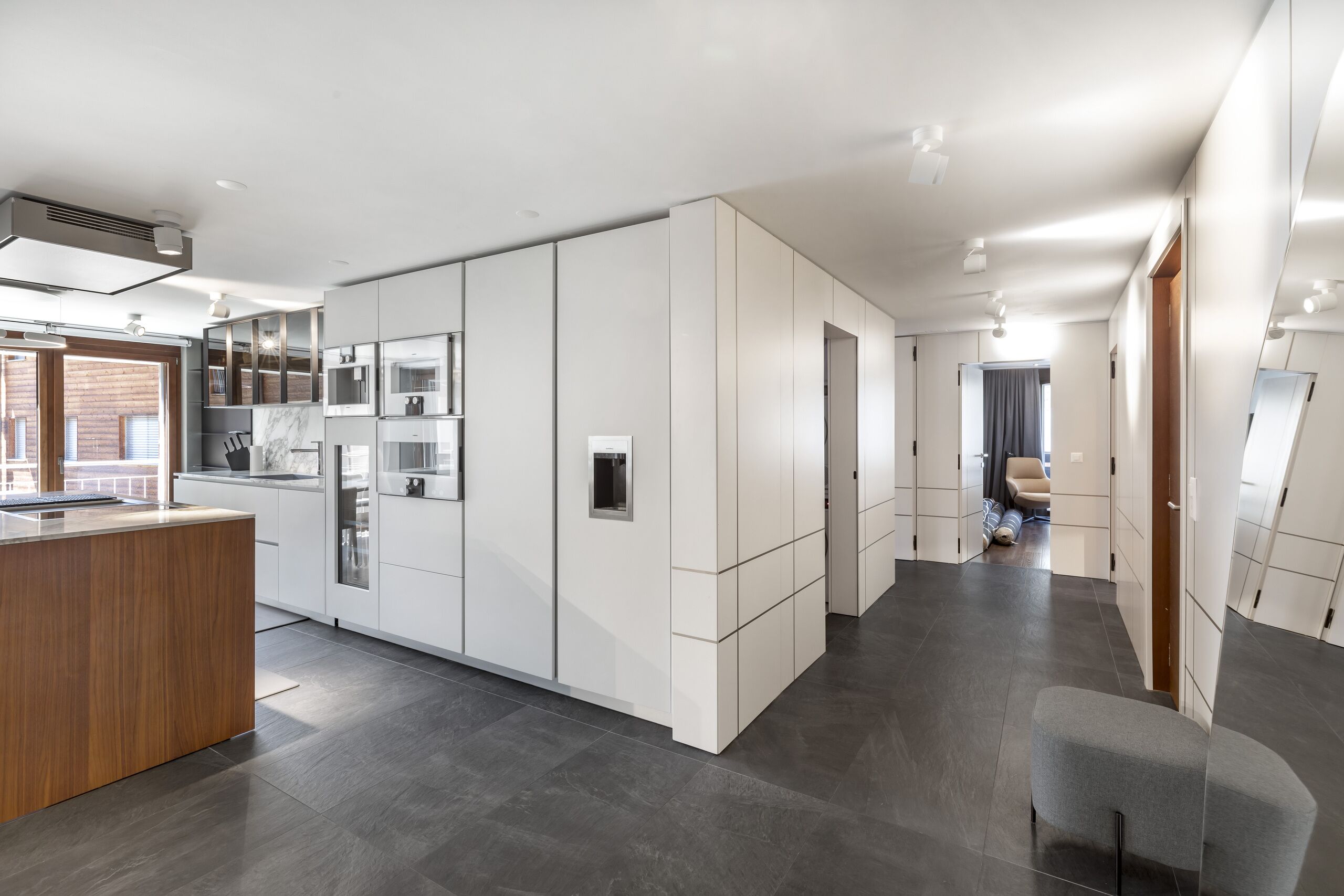 Moderne, minimalistische Küchen- und Flurbereiche