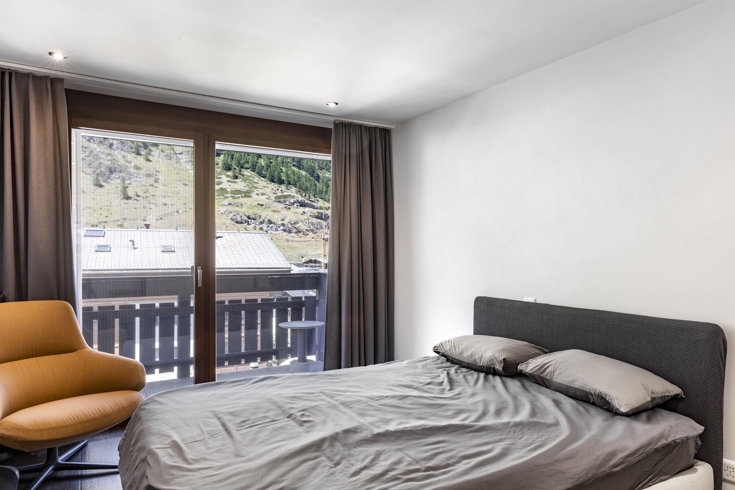 Modernes Schlafzimmer mit Balkonblick