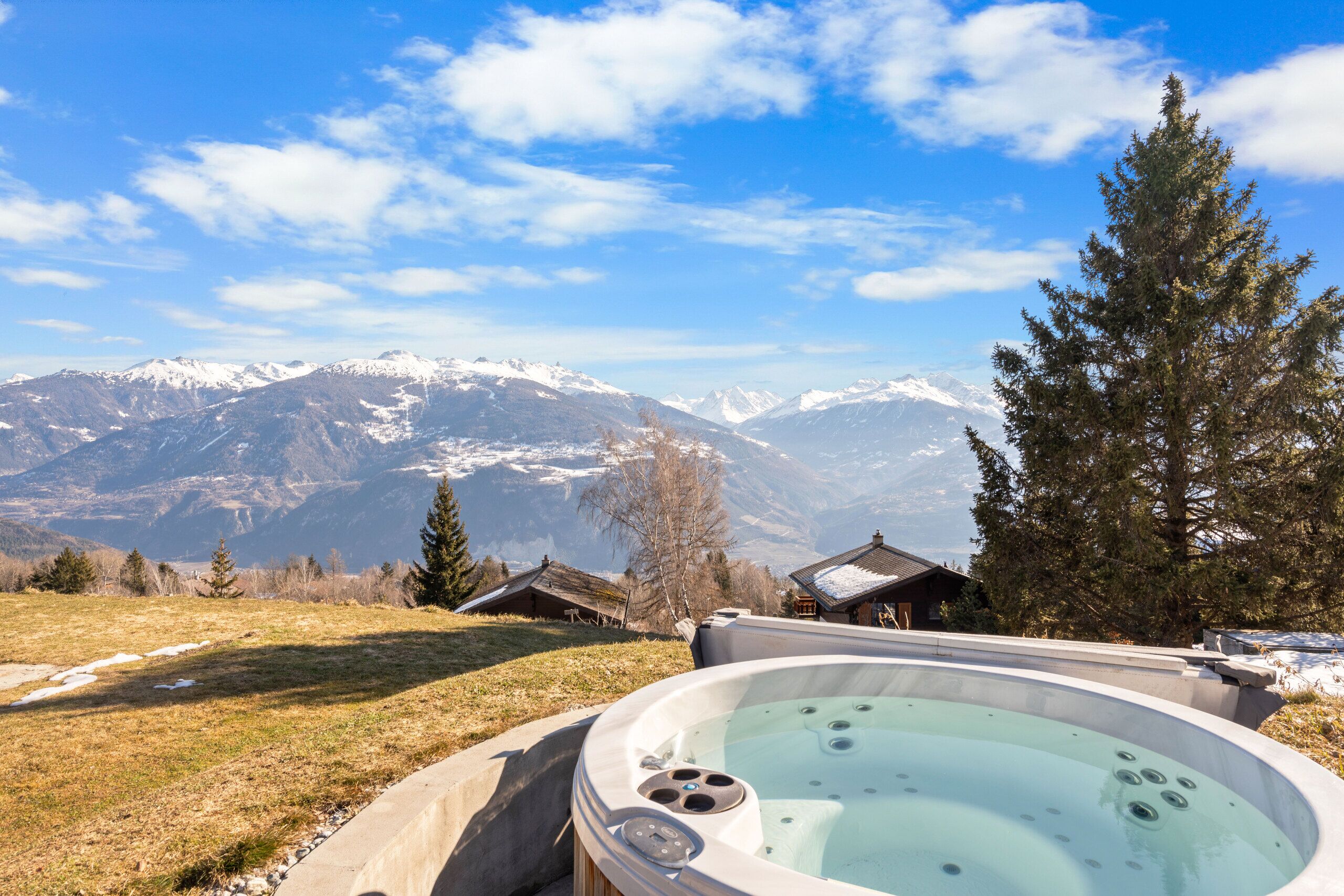 Terrasse mit Whirlpool und Bergblick