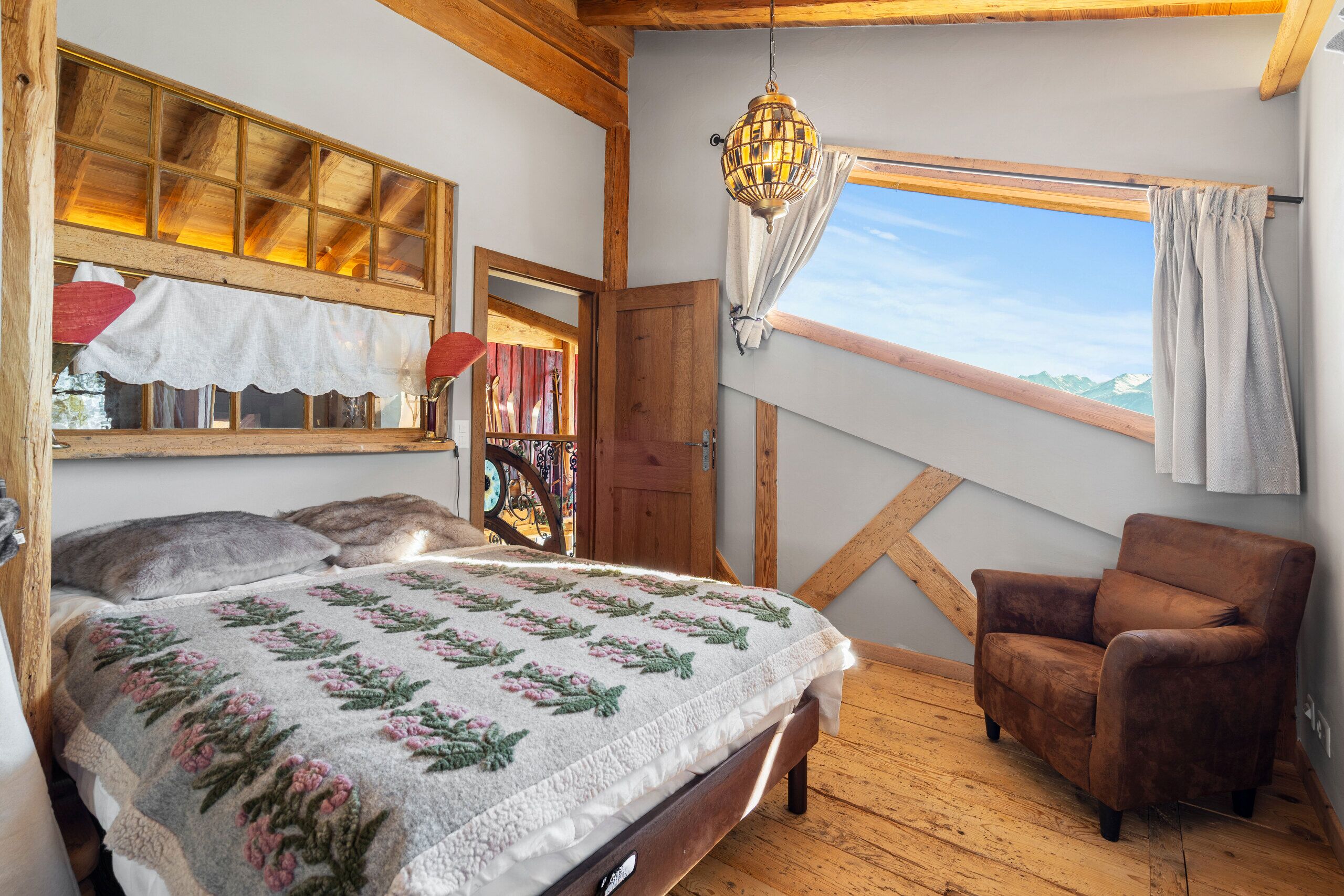 Gemütliches Schlafzimmer mit rustikalen Holzelementen