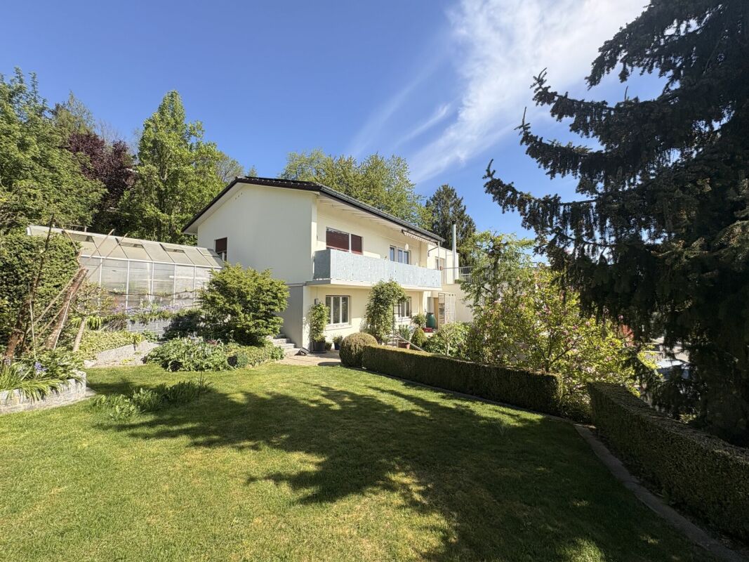 Haus mit Garten und Balkon