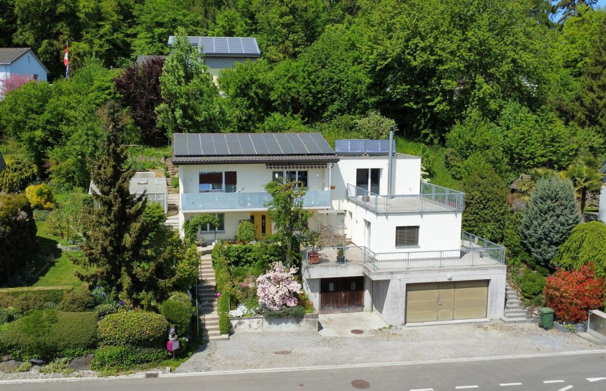 Modernes Haus mit Solar- und Terrassenbereichen