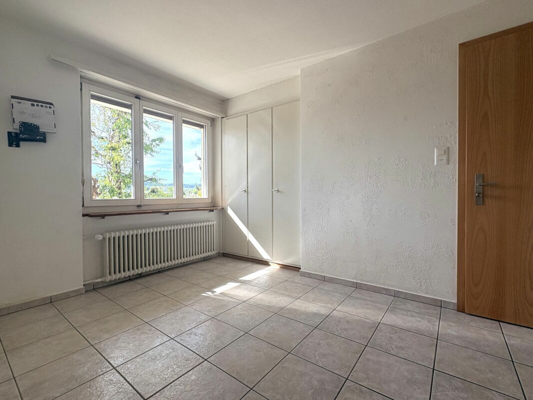 Heller Eingangs- bzw. Nebenraum mit Fenster und Tür