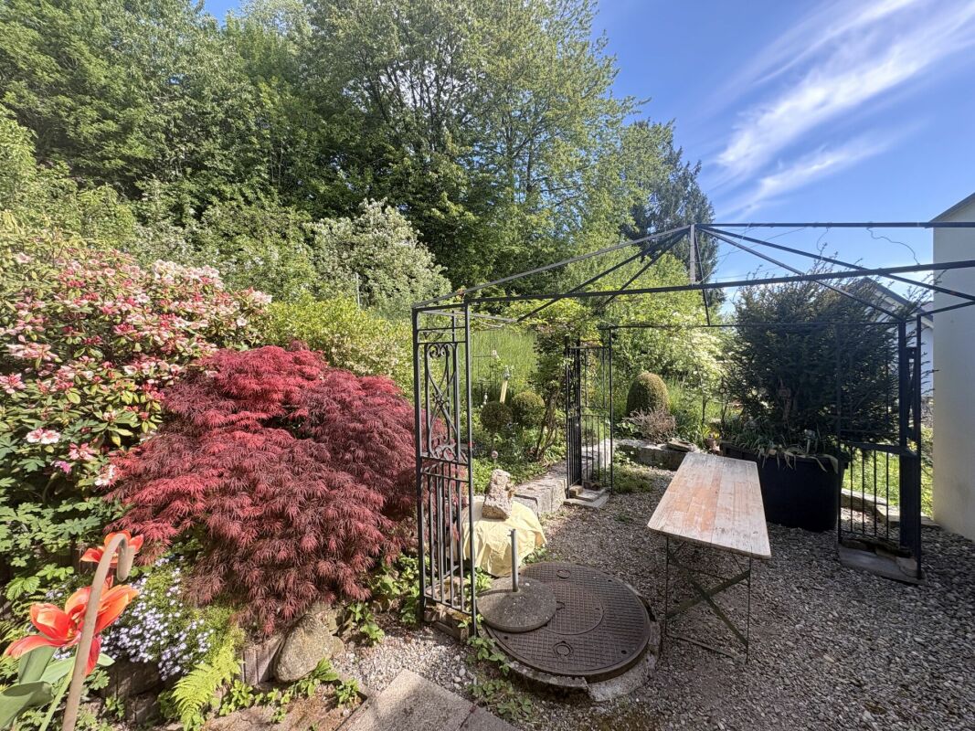 Garten mit Pergola und Tisch