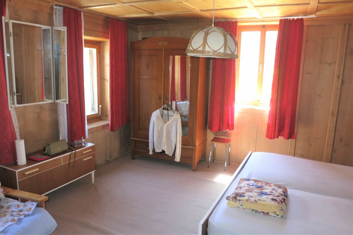 Rustikales Schlafzimmer mit Holzvertäfelung