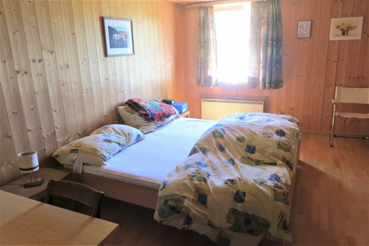 Gemütliches Schlafzimmer mit Holzvertäfelung