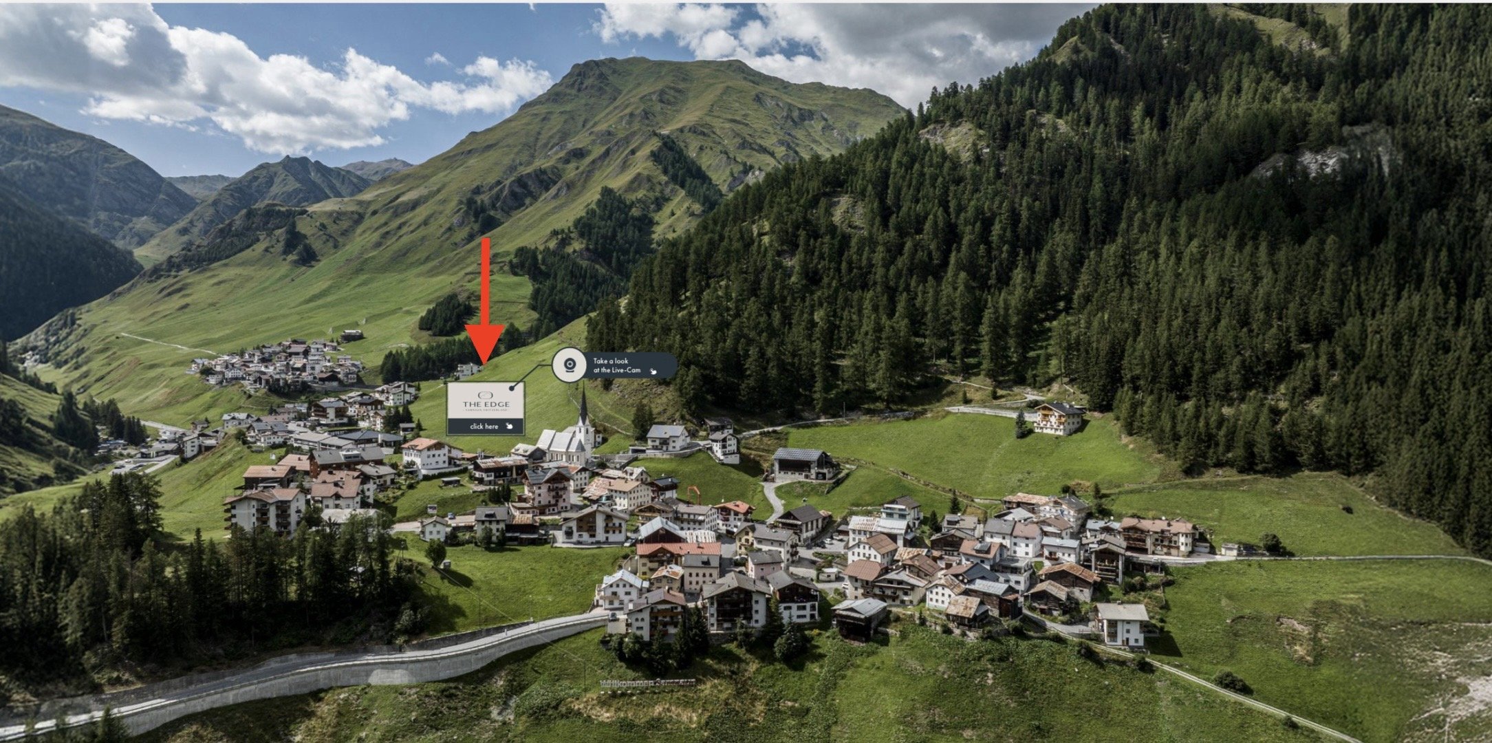 Alpenort in einem grünen Tal