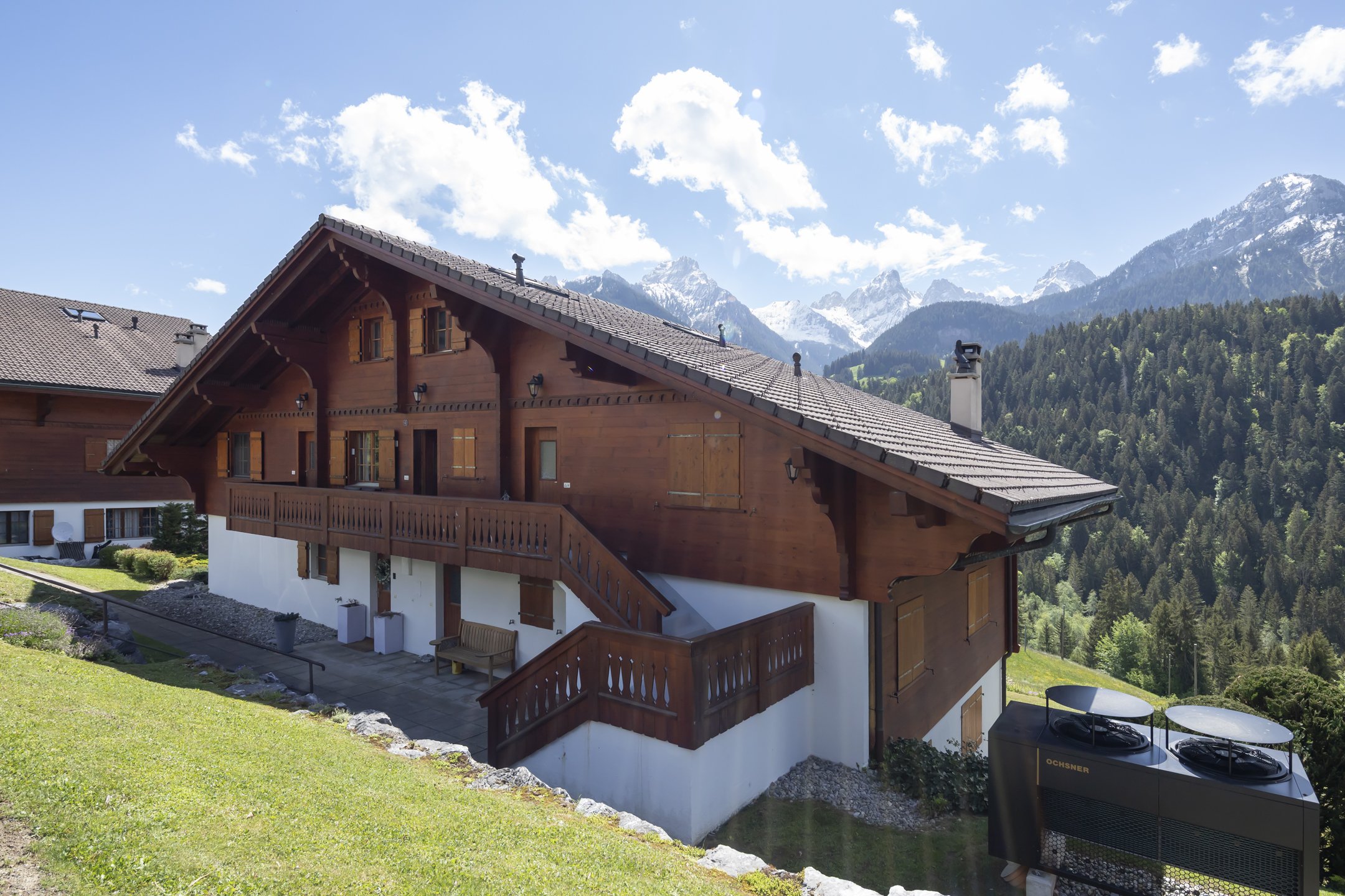 Alpines Chalet mit Bergpanorama