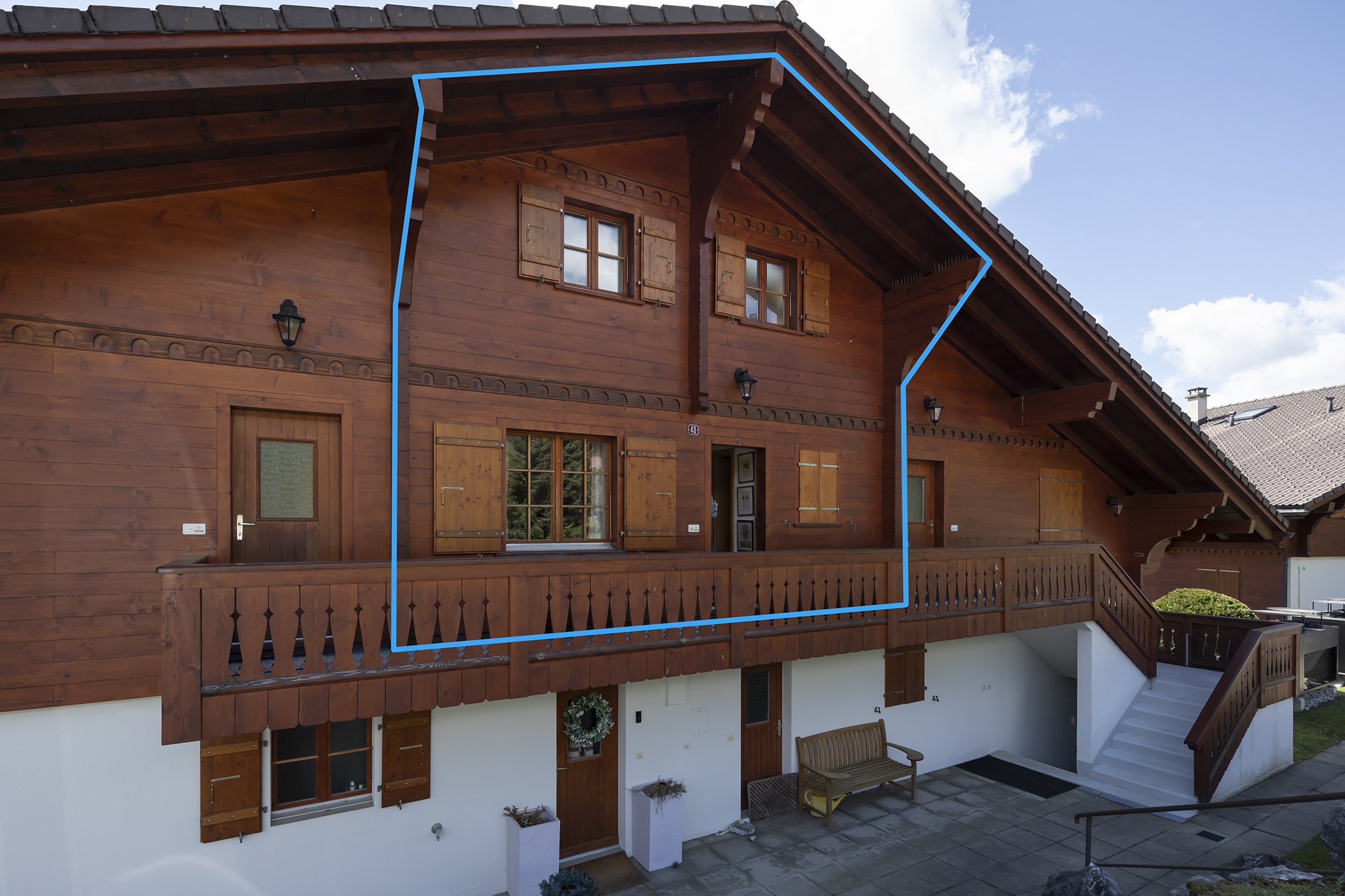 Holzchalet mit Balkon und Satteldach