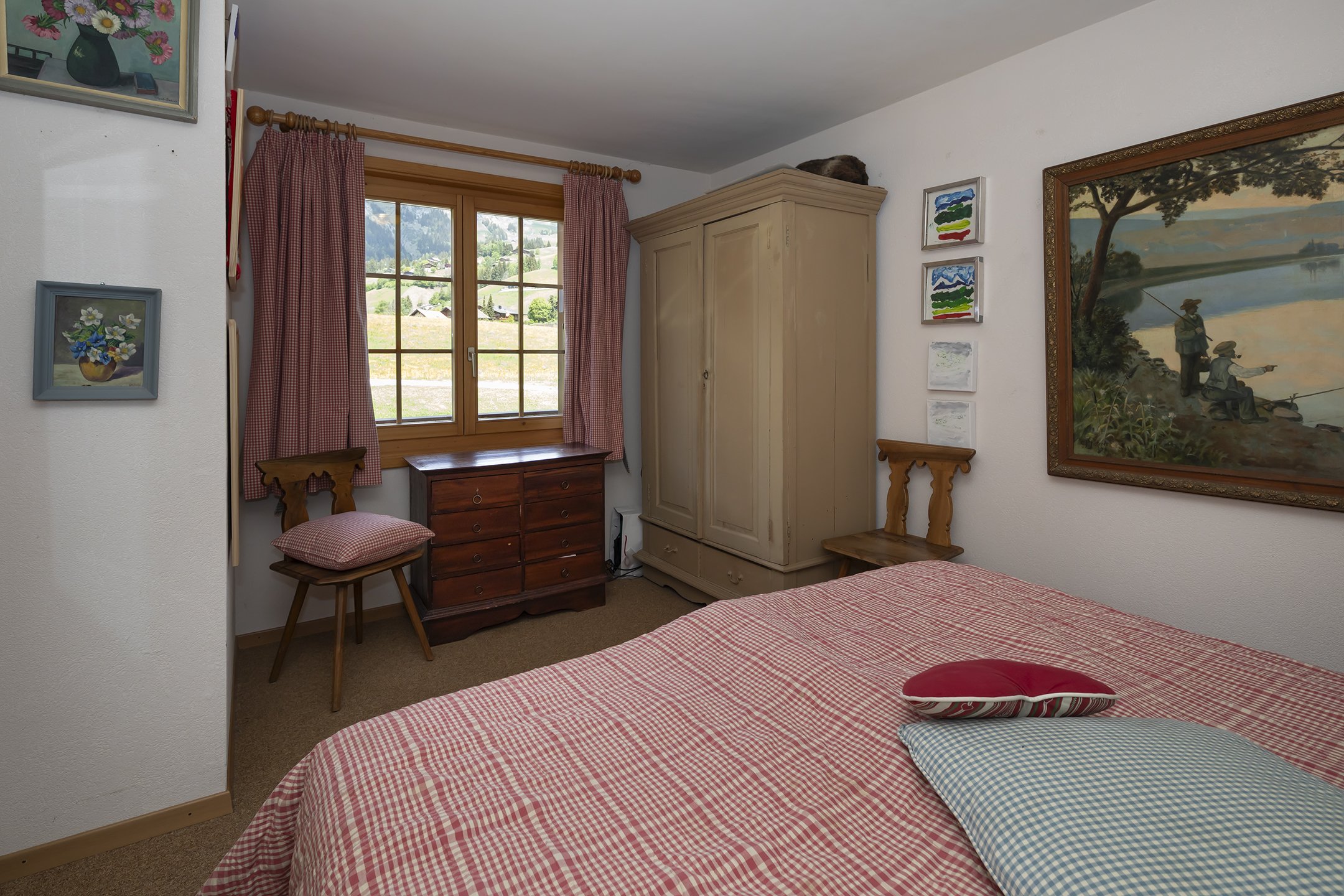 Gemütliches Schlafzimmer mit Blick ins Grüne