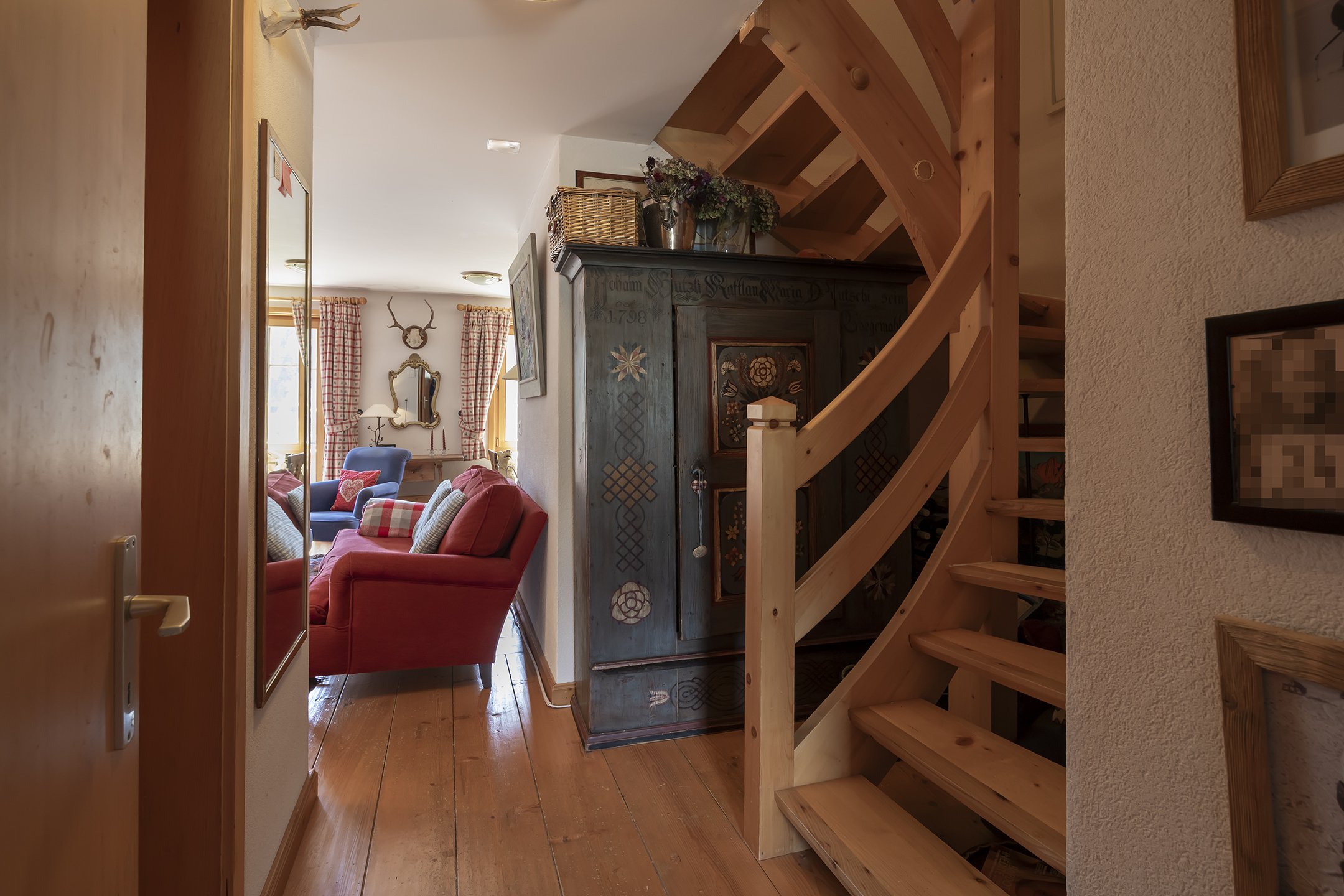 Gemütlicher Flur mit Treppe und Wohnbereich
