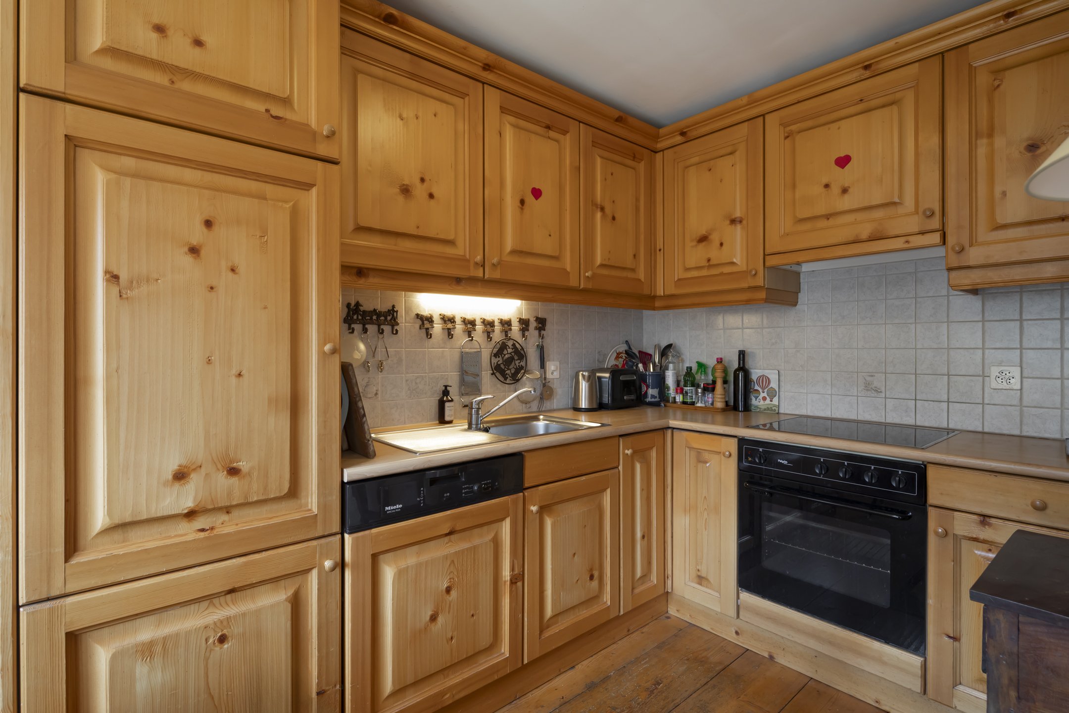 Gemütliche Landhausküche mit Holzfronten
