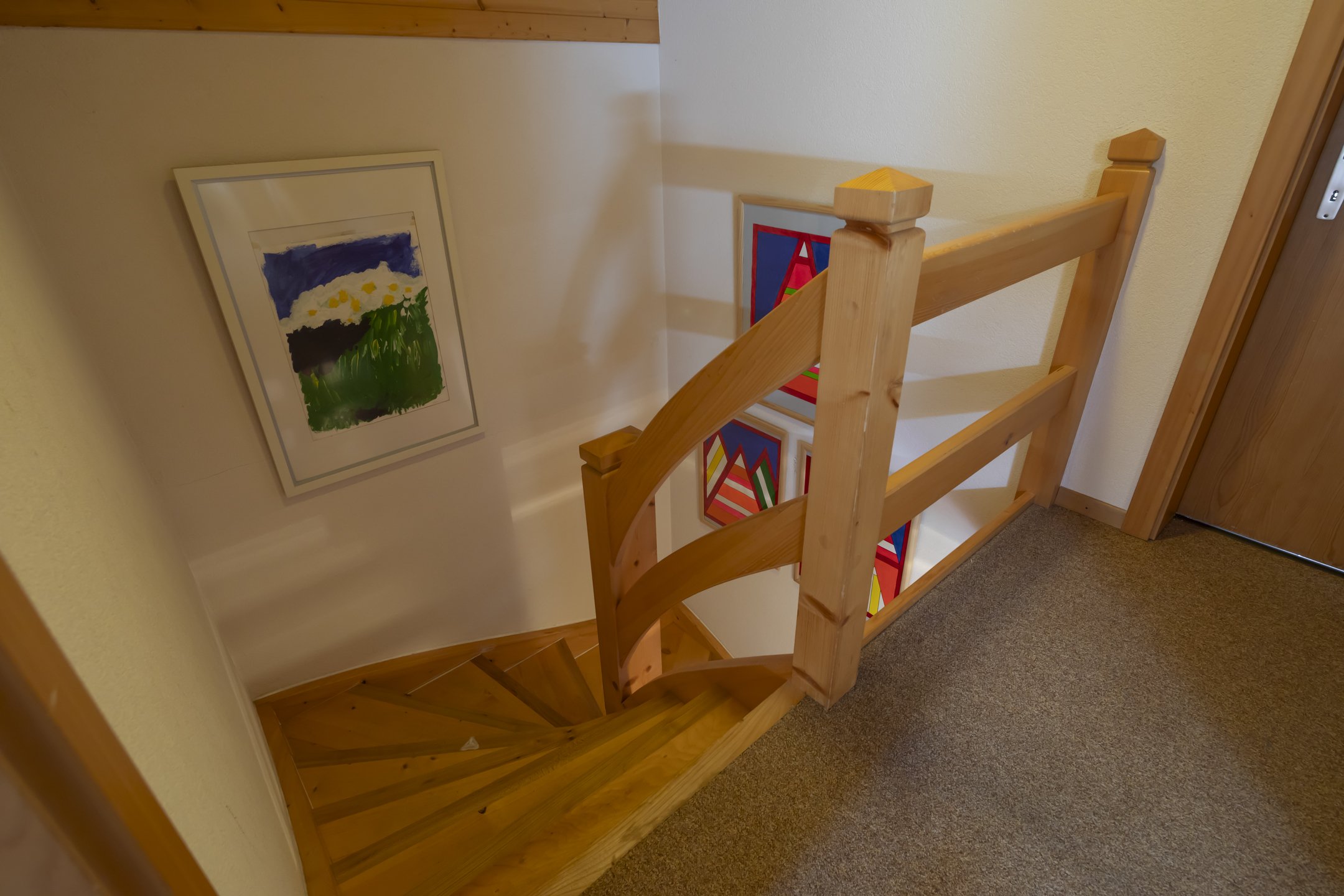 Treppenhaus mit Holzgeländer