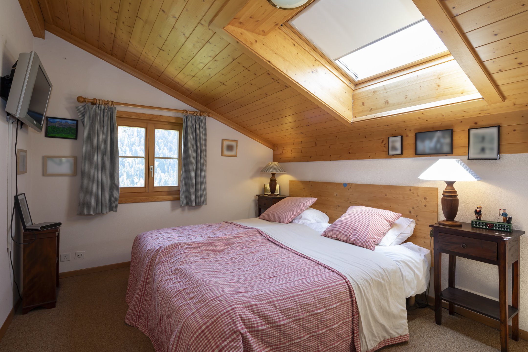 Gemütliches Dachgeschoss-Schlafzimmer mit Holzverkleidung