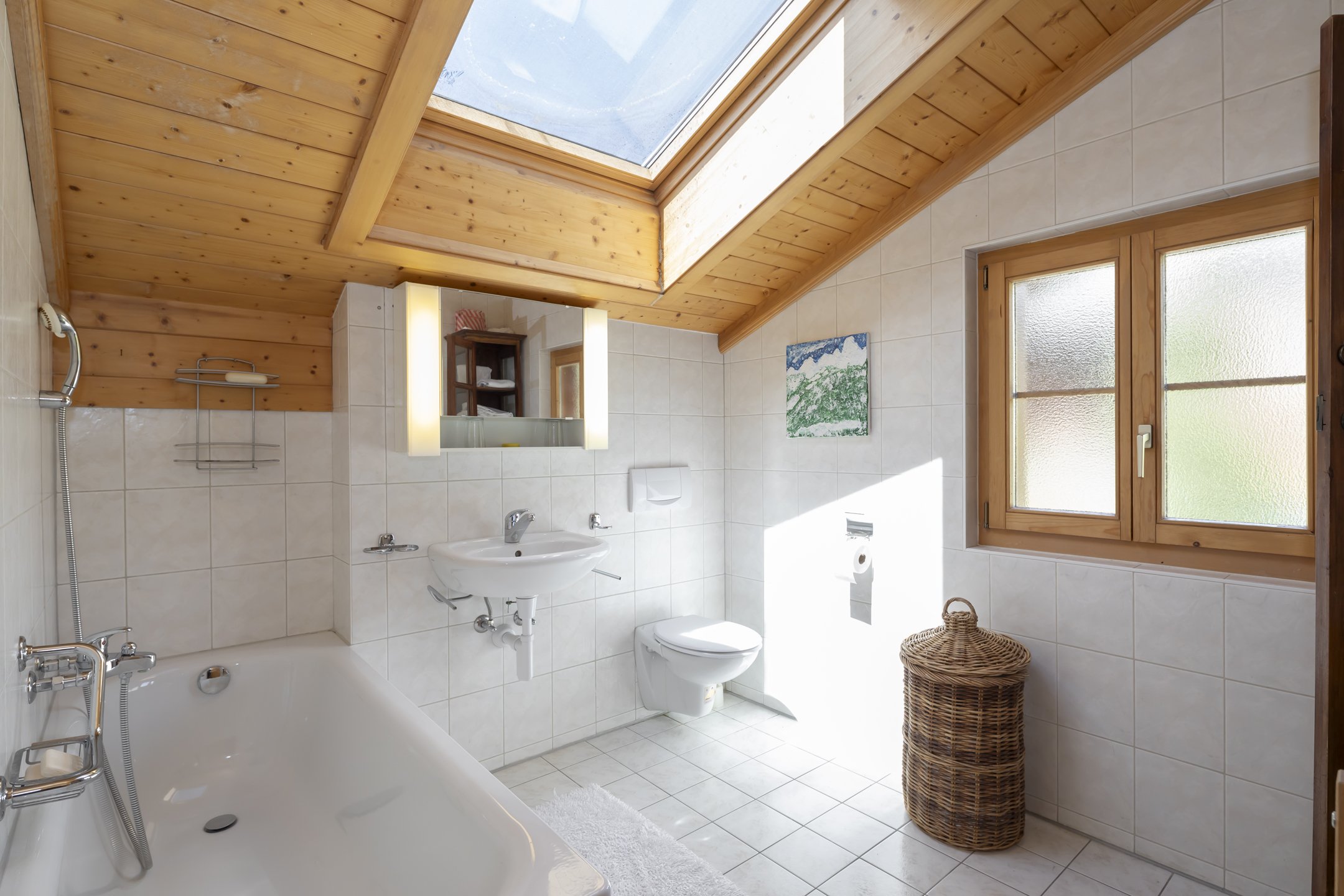 Helles Badezimmer mit Dachfenster