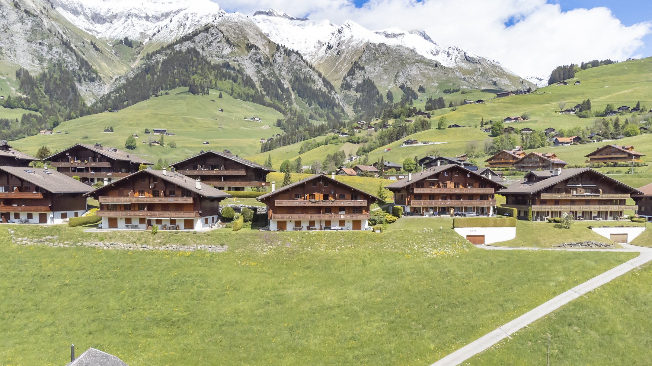 Alpine Hüttensiedlung mit Bergpanorama
