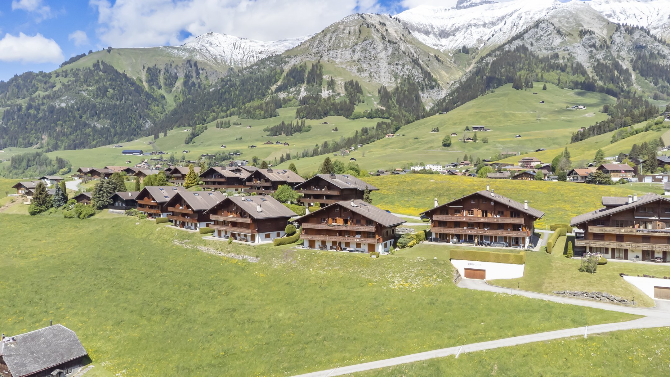 Alpine Ferienanlage mit Bergpanorama