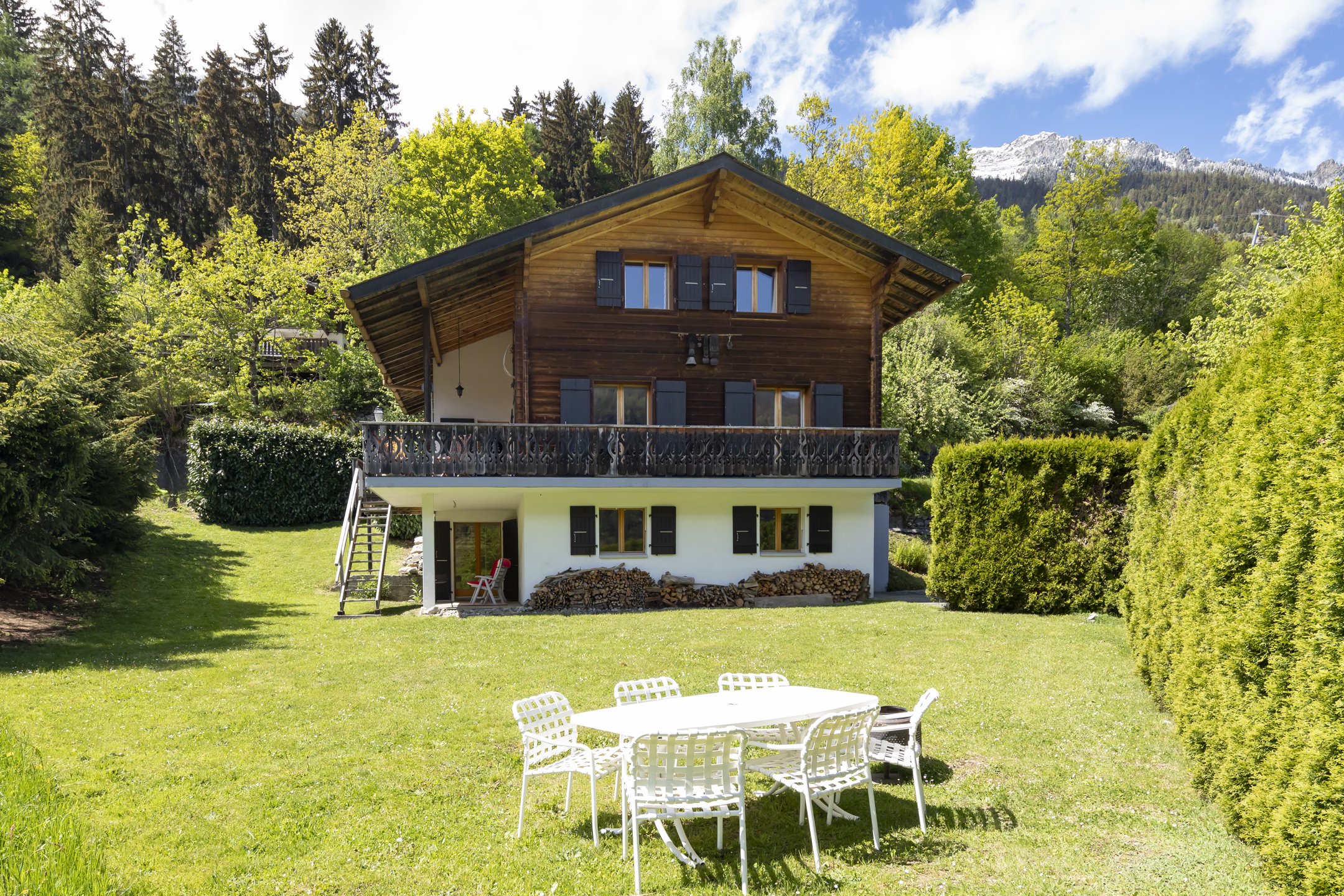 Alpines Holzhaus mit Garten