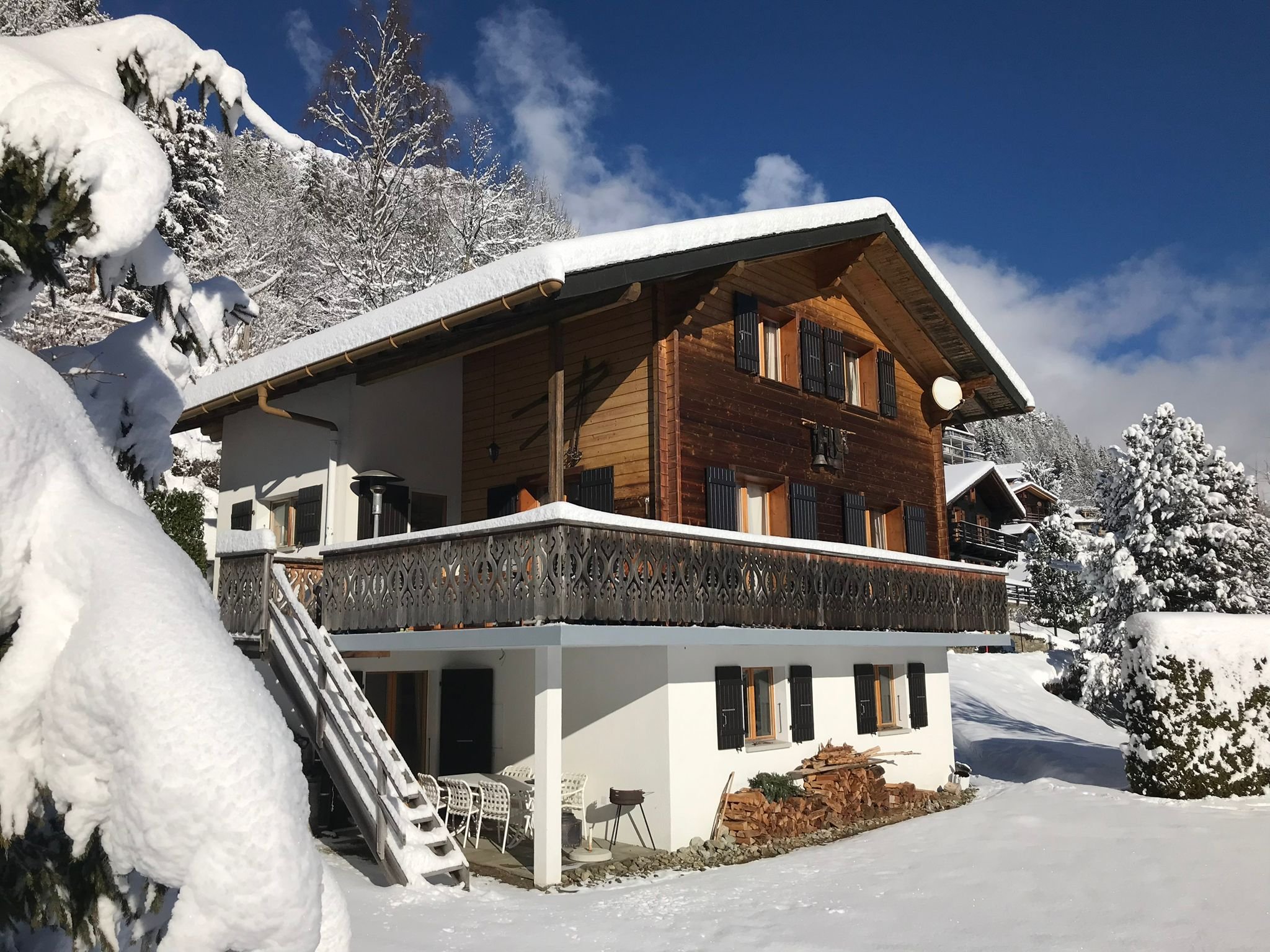 Schneebedecktes Chalet mit Balkon