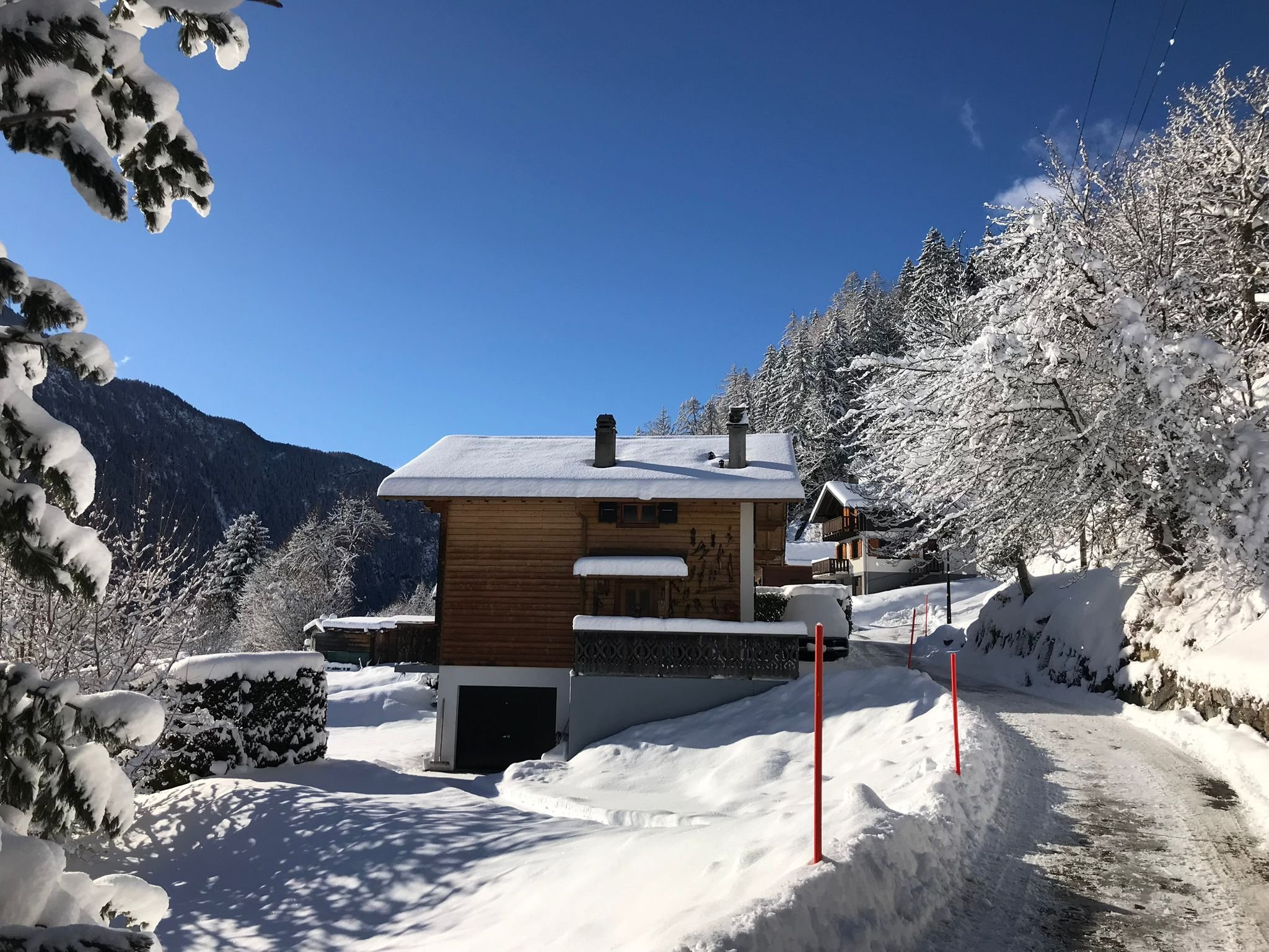 Verschneites Chalet in alpiner Lage