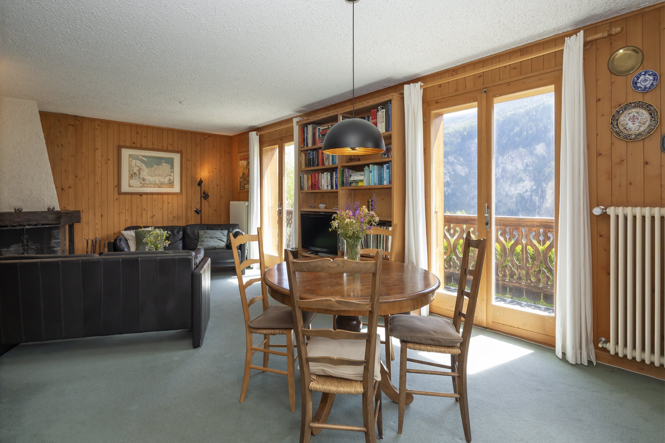 Gemütliches Wohn-Esszimmer mit Bergblick