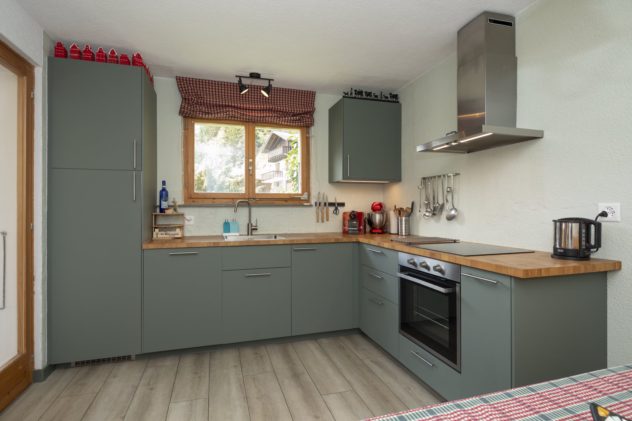 Moderne Landhausküche mit Holzarbeitsplatte