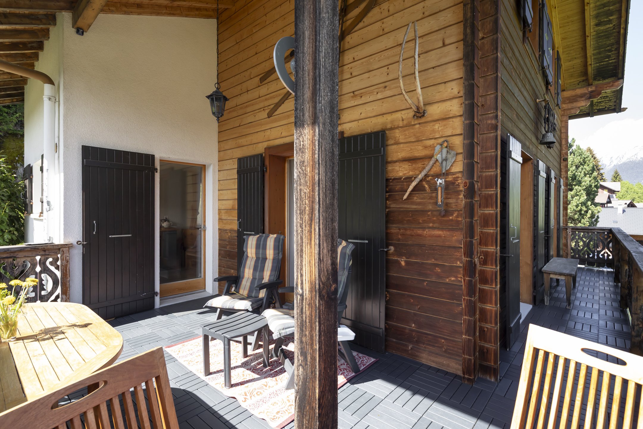 Balkon mit Holzfassade und Talblick