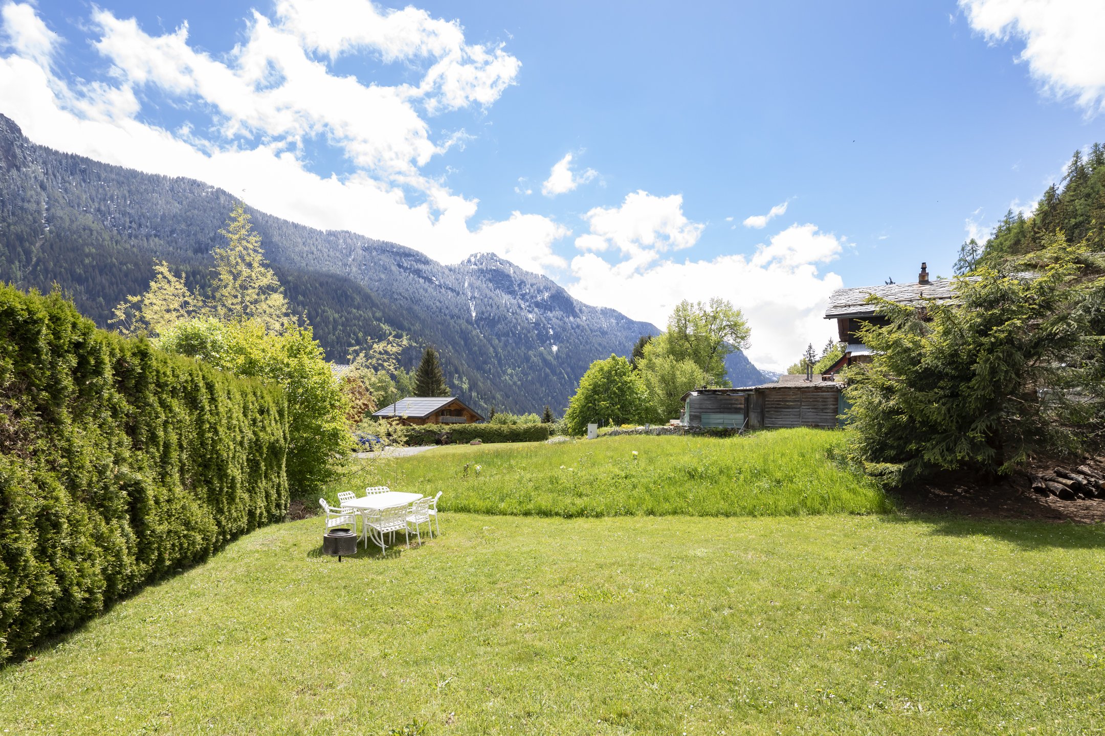 Berggarten mit Terrasse und Alpenblick