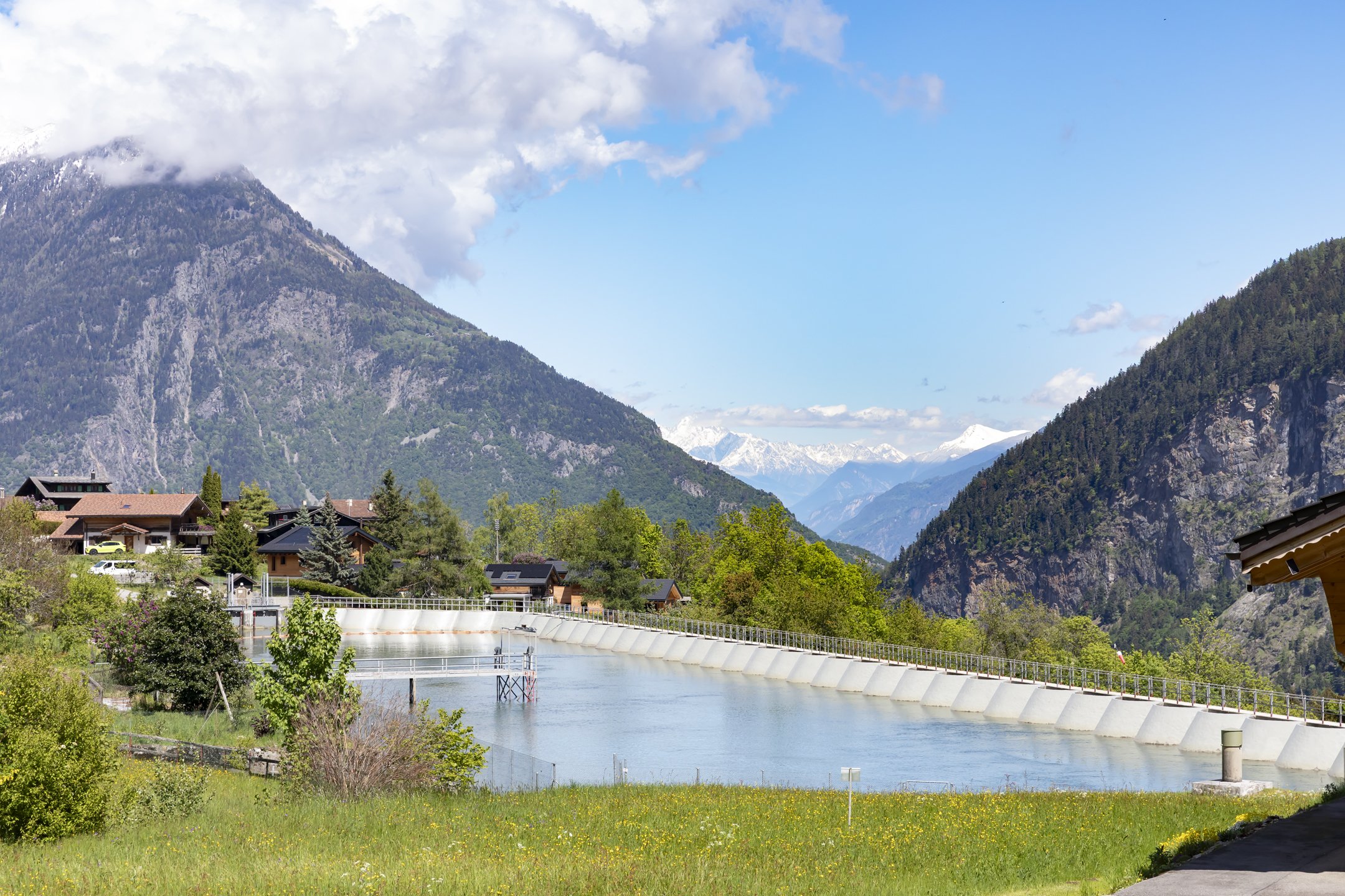 Alpenlandschaft mit Wasserbecken und Bergblick