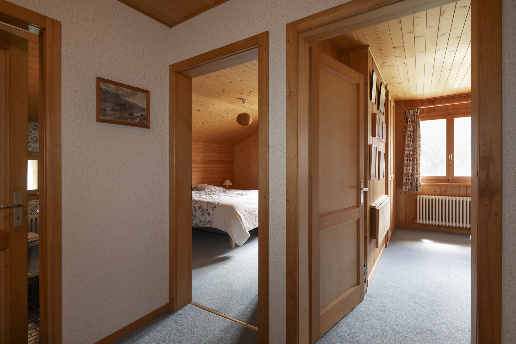 Flur mit Holzvertäfelung und Blick in Schlafzimmer