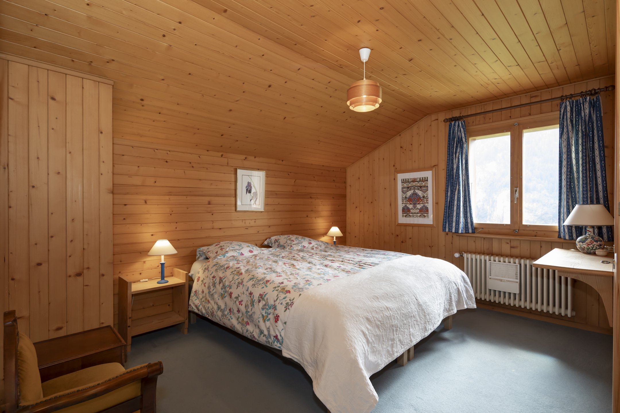 Gemütliches Holzschlafzimmer mit Dachschräge