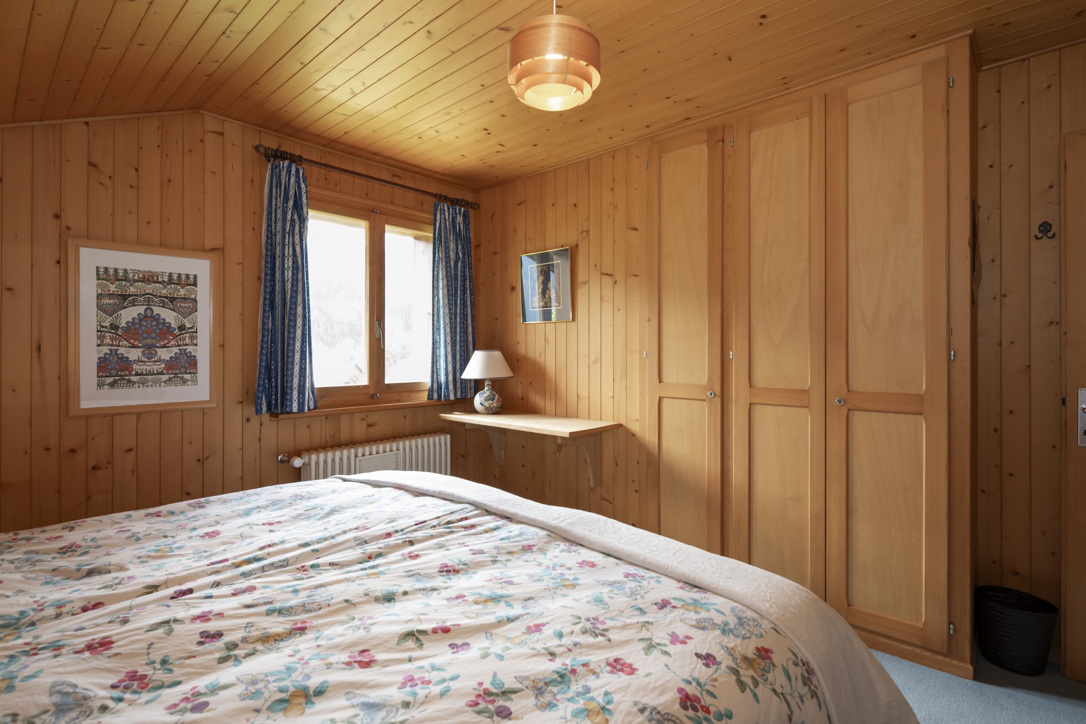 Holzvertäfeltes Schlafzimmer mit Doppelbett