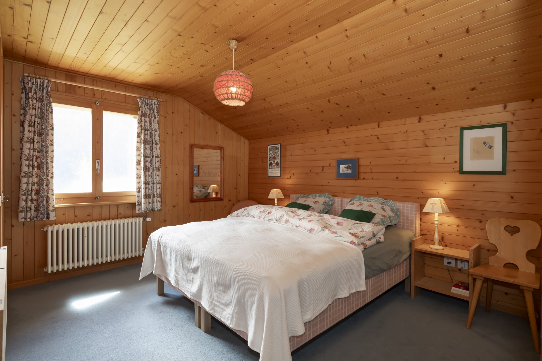 Gemütliches Schlafzimmer mit Holzverkleidung