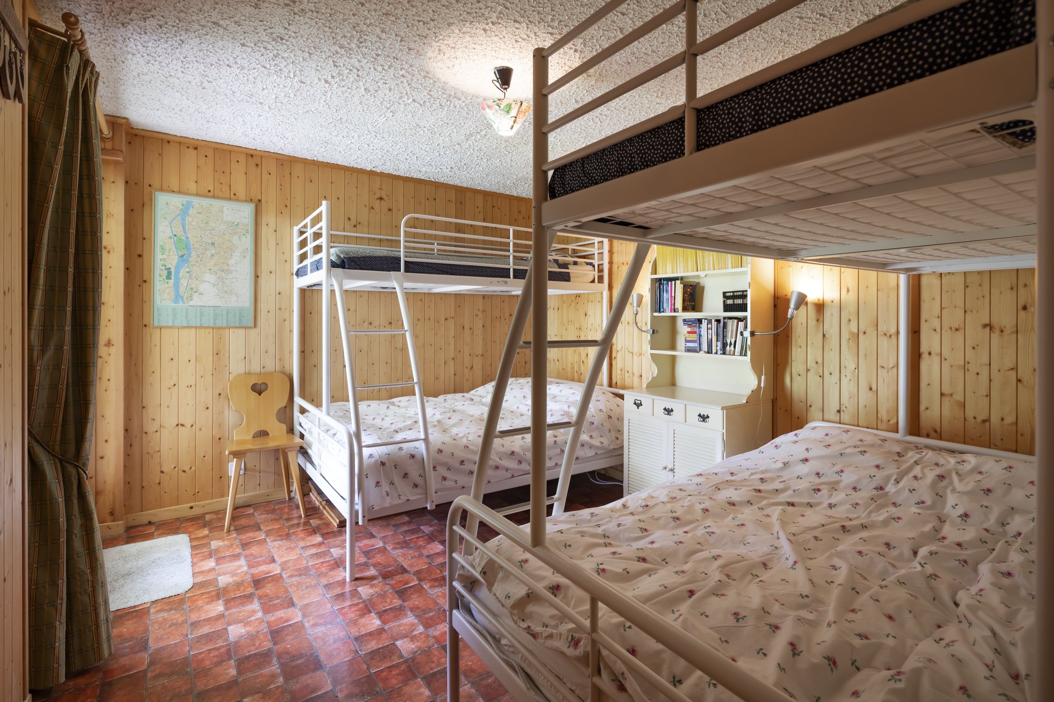 Doppelstock-Bett im gemütlichen Schlafzimmer
